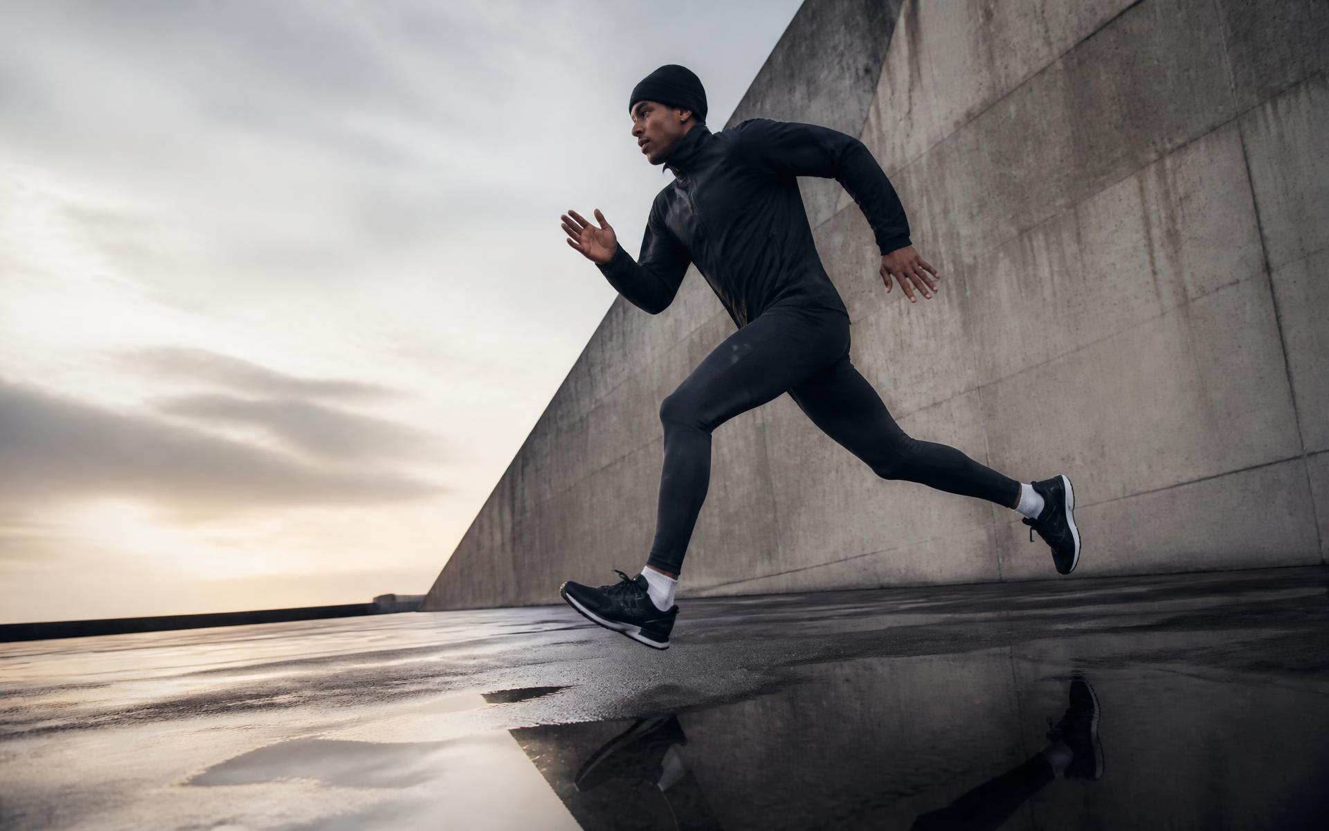 Atleta em corrida ao amanhecer